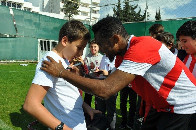 Öğrencilerden Eto’o’ya Sevgi Seli