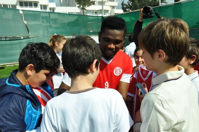 Öğrencilerden Eto’o’ya Sevgi Seli