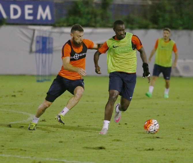 Marko Marın, Trabzonspor İle İlk Antrenmanına Çıktı