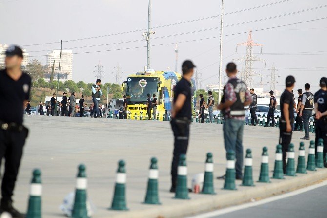 Beşiktaş Ve Fenerbahçe Kafilesi Stadyuma Geldi