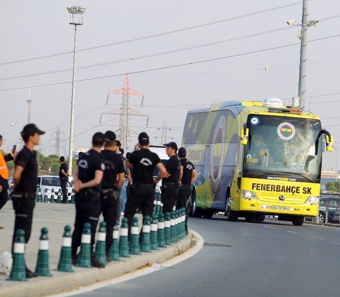 Beşiktaş Ve Fenerbahçe Kafilesi Stadyuma Geldi