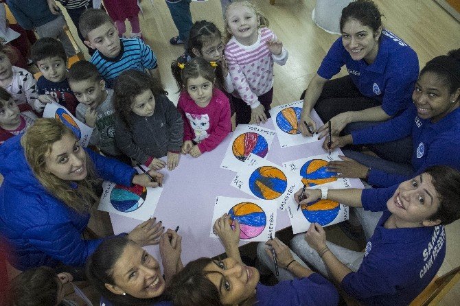 Bayan Basketbolculardan Renkli Ziyaret