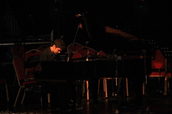 Suriyeli Sığınmacı Piyanist Kocaeli’de Konser Verdi