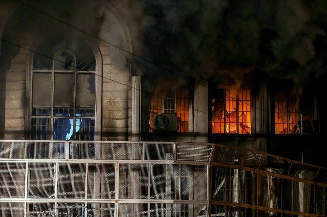 İran’da Suudi Elçiliği Ateşe Verildi
