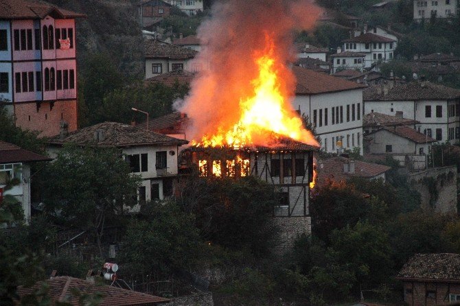 Safranbolu’da 150 Yıllık Tarihi Ev Alevlere Teslim Oldu