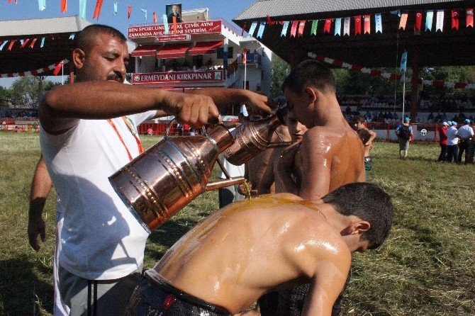 2015 Kırkpınar Yağlı Güreşleri Final Günü Güreşleri Başladı