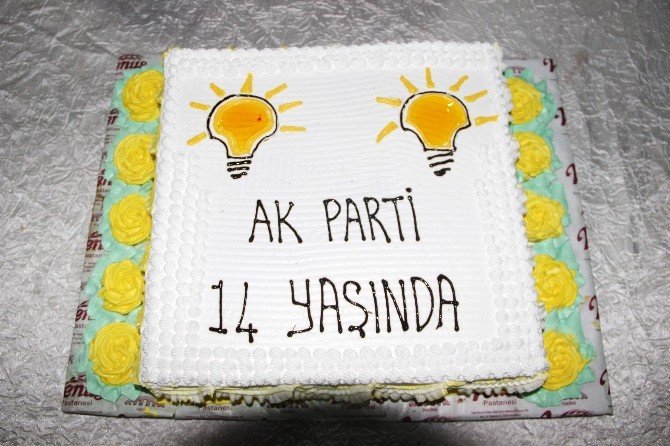 Taşköprü’de Ak Parti’nin 14. Yıldönümü, Pasta Kesilerek Kutlandı