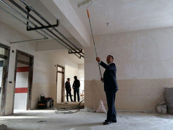 Belediye Başkanı Okulu Hem Boyadı, Hem Fayans Döşedi