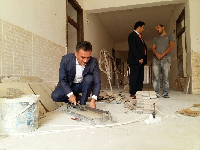 Belediye Başkanı Okulu Hem Boyadı, Hem Fayans Döşedi