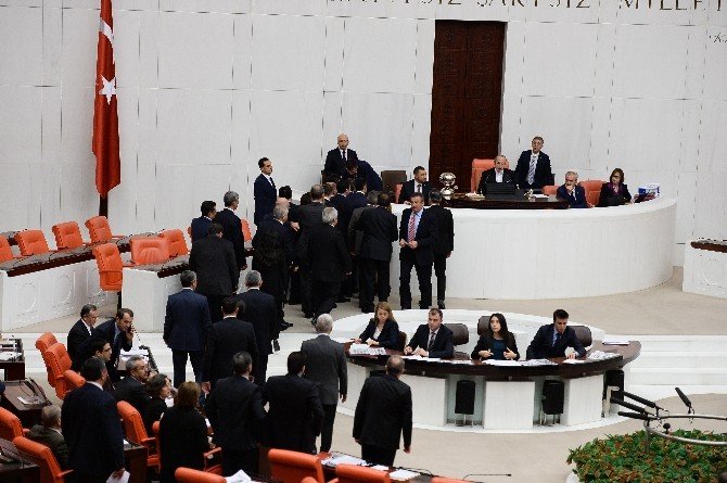 Milletvekilleri Önce Kavga Etti, Sonra Özür Diledi