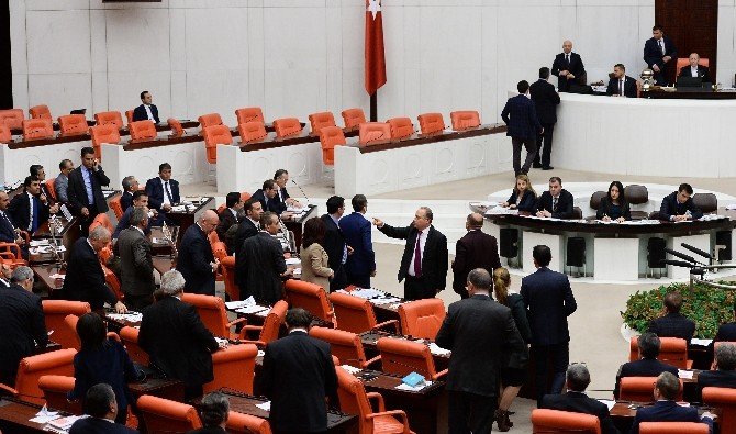 Milletvekilleri Önce Kavga Etti, Sonra Özür Diledi