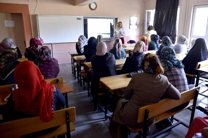 Sosyal Yaşam Okulu’nda Velilere Ergenlik Anlatıldı