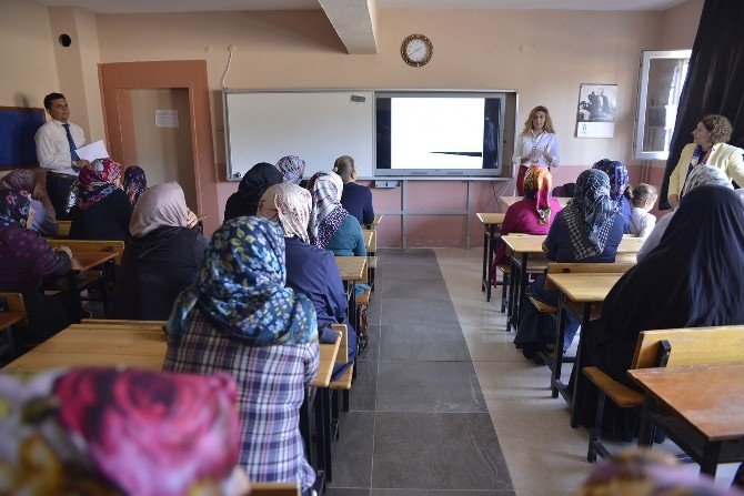 Sosyal Yaşam Okulu’nda Velilere Ergenlik Anlatıldı