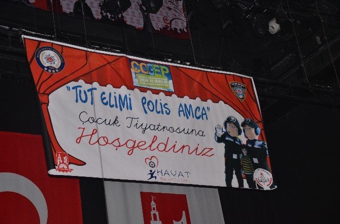"Tut Elimi Polis Amca" Adlı Oyun Sahnelendi