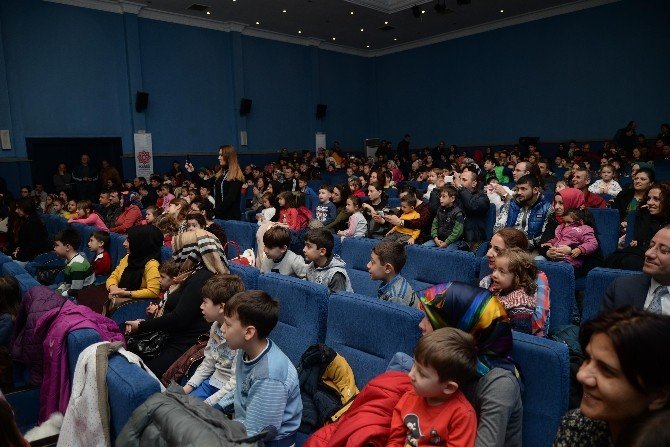 Karesi Kent Tiyatrosu Perdelerini Açtı