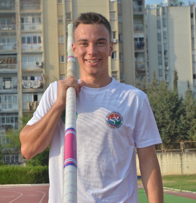 Adana Tohm Sporcusu Tenekebüken Sırıkla Atlamada Yıldız Ve Gençlerde Yeni Türkiye Rekoru Kırdı