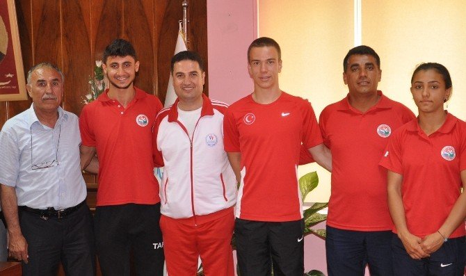 Adana Tohm Sporcusu Tenekebüken Sırıkla Atlamada Yıldız Ve Gençlerde Yeni Türkiye Rekoru Kırdı