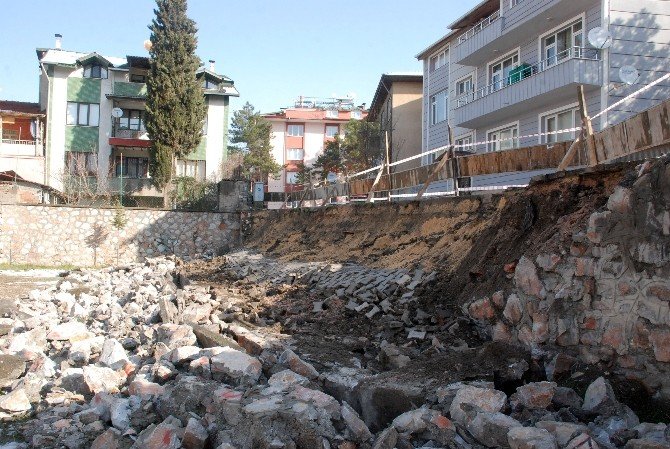 Tokat’ta Okulun İstinat Duvarı Çöktü