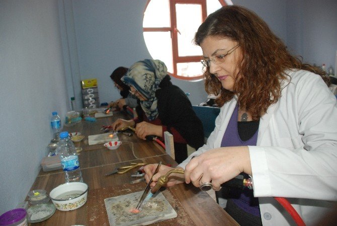 Tokatlı Hanımlara Gümüş İşlemeciliği Kursu