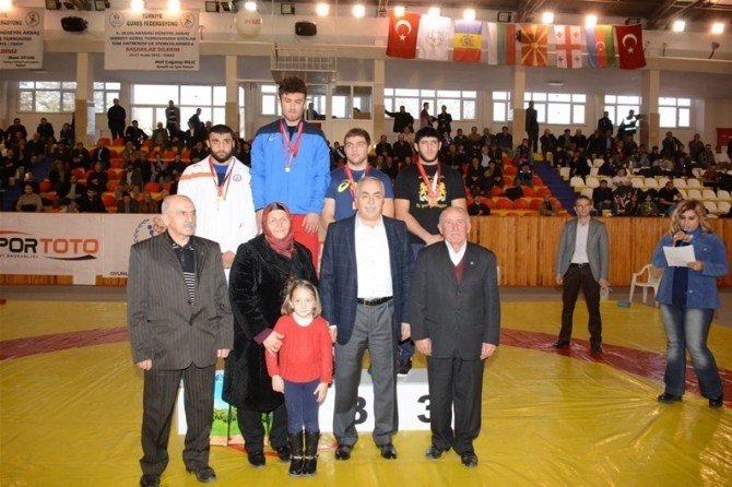 Hüseyin Akbaş Güreş Turnuvası’nda Şampiyon Türkiye