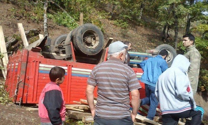 Erbaa’da Kamyonet Şarampole Yuvarlandı: 1 Ölü, 3 Yaralı