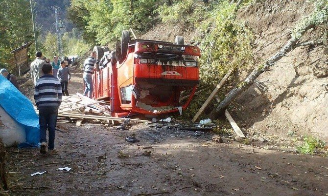 Erbaa’da Kamyonet Şarampole Yuvarlandı: 1 Ölü, 3 Yaralı