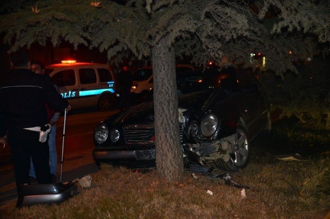 Erbaa’da Otomobil Ağaca Çarptı: 1 Yaralı