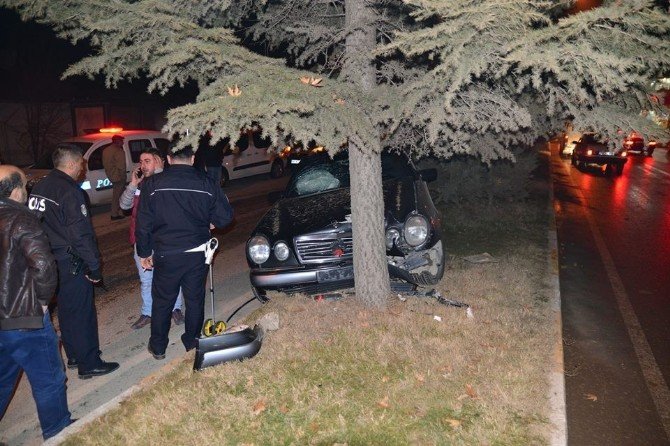 Erbaa’da Otomobil Ağaca Çarptı: 1 Yaralı