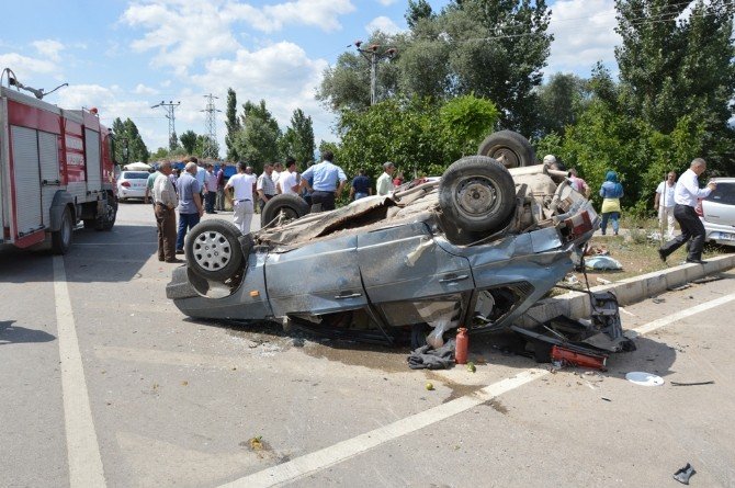 Tokat’ta 3 Araç Birbirine Girdi: 4 Yaralı