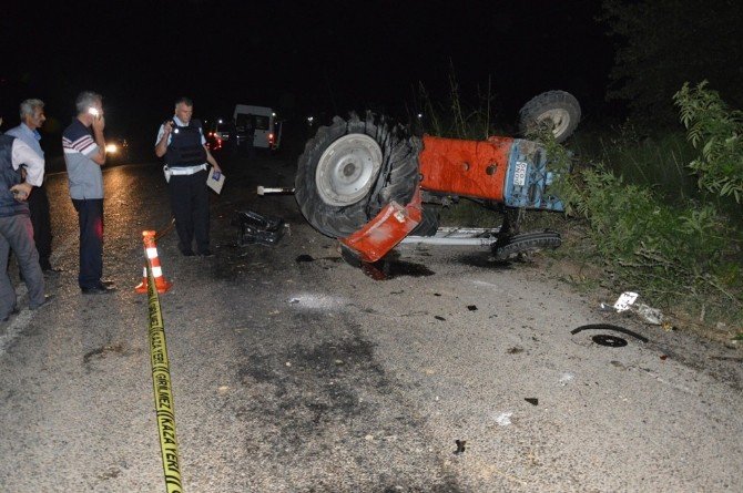Minibüs Traktöre Çarptı: 1 Ölü, 1 Yaralı