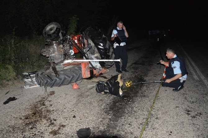 Minibüs Traktöre Çarptı: 1 Ölü, 1 Yaralı