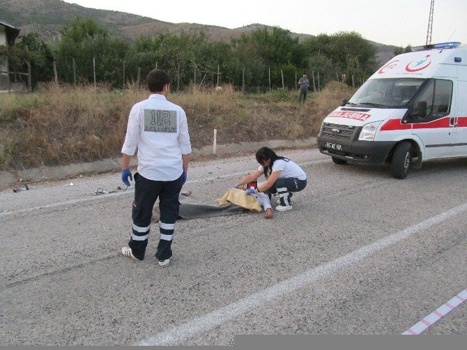 Otomobil İle Motosiklet Çarpıştı: 1 Ölü, 2 Yaralı