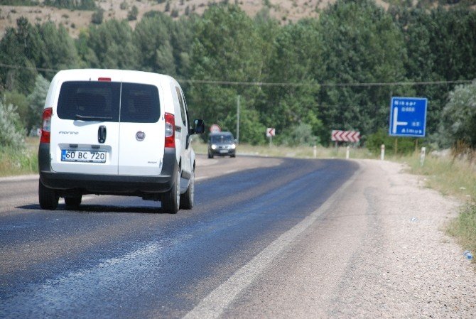 Tokat’ta Sıcak Hava Asfaltı Eritti