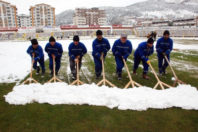 Tokat Gaziosmanpaşa Stadyumu’nda Kar Temizliği