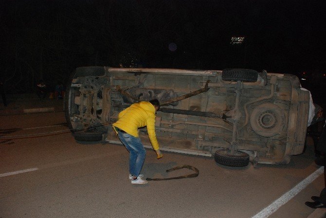 Ambulansla 3 Otomobilin Karıştığı Kazada 6 Kişi Yaralandı