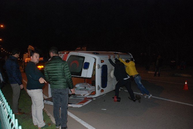 Ambulansla 3 Otomobilin Karıştığı Kazada 6 Kişi Yaralandı