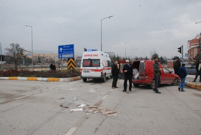 Ambulans İle Kamyonet Çarpıştı: 1 Yaralı