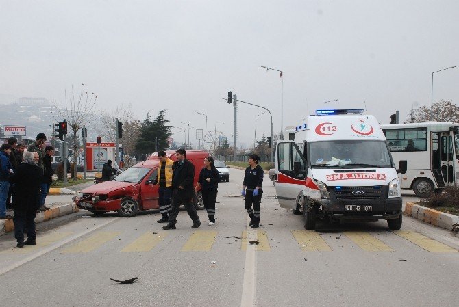 Ambulans İle Kamyonet Çarpıştı: 1 Yaralı