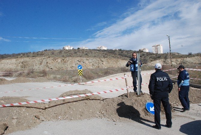 Arsası Üzerindeki Yolu Trafiğe Kapattı