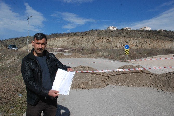 Arsası Üzerindeki Yolu Trafiğe Kapattı