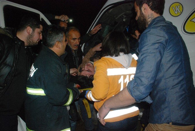 Çamura Saplanan Minibüste Kurtarılmayı Beklediler
