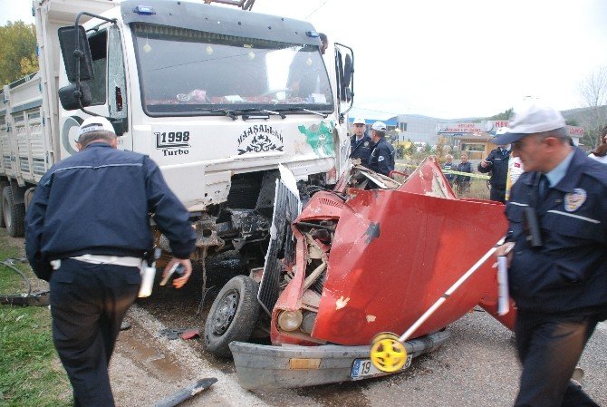 Tokat’ta Kamyon İle Otomobil Çarpıştı: 2 Ölü, 1 Yaralı
