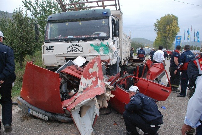 Tokat’ta Kamyon İle Otomobil Çarpıştı: 2 Ölü, 1 Yaralı