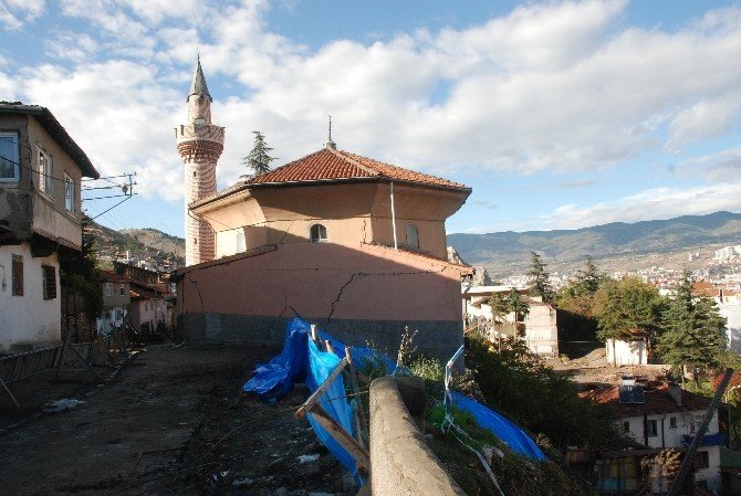 Tarihi Camide Yıkılma Tehlikesi