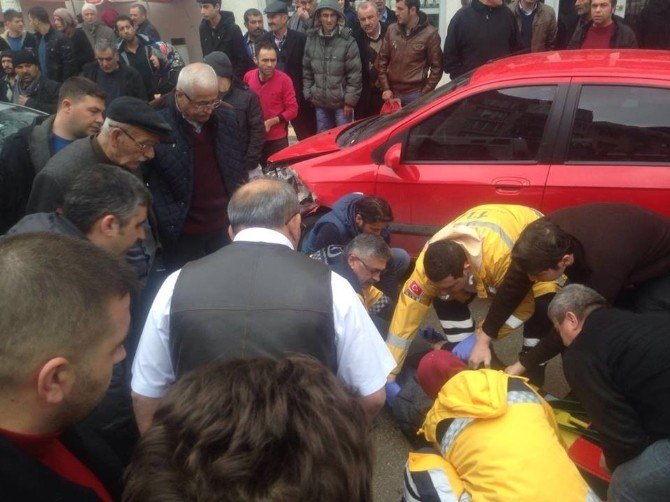 Otomobilin Yaşlı Adama Çarpma Anı Güvenlik Kamerasına Yansıdı