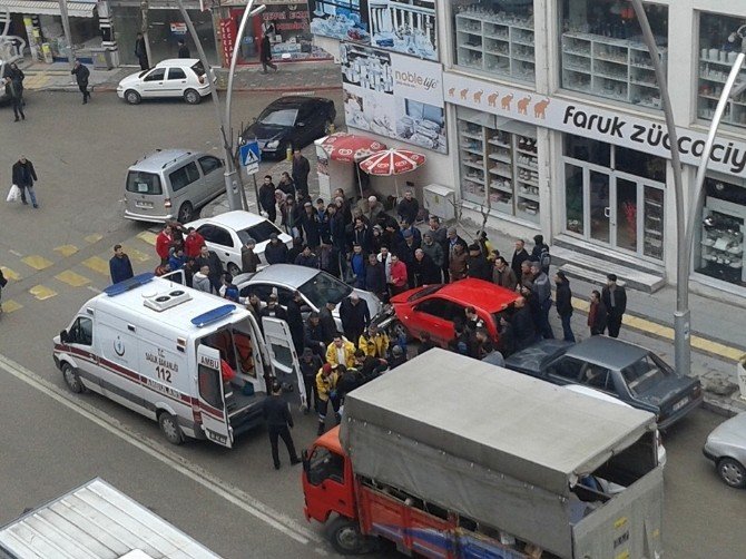 Otomobilin Yaşlı Adama Çarpma Anı Güvenlik Kamerasına Yansıdı