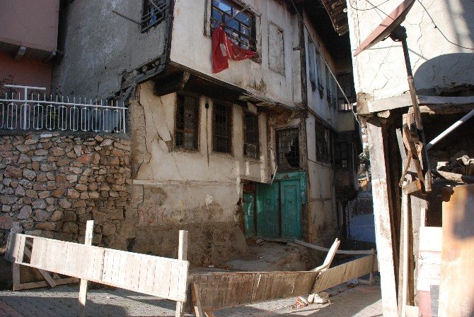 Mahalle Sakinlerini Korkutan Ev