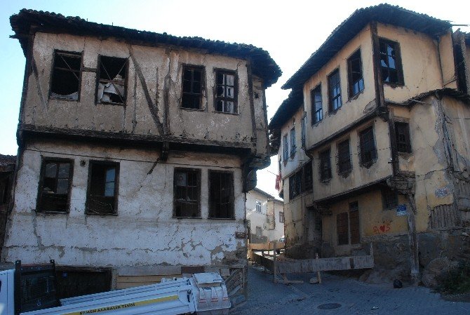 Mahalle Sakinlerini Korkutan Ev