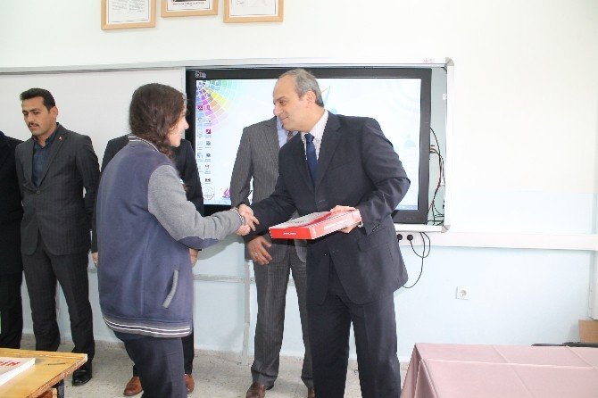 Tosya Anadolu Lisesi Öğrencilerine Tabletleri Dağıtıldı