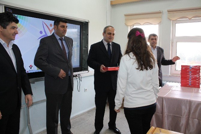Tosya Anadolu Lisesi Öğrencilerine Tabletleri Dağıtıldı